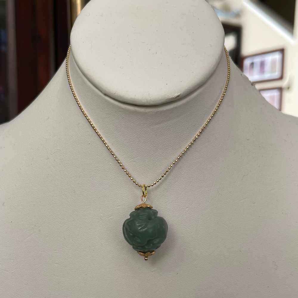 Carved natural aventurine Chinese pendant & 18K gold plated adjustable chain - Picture 4 of 10